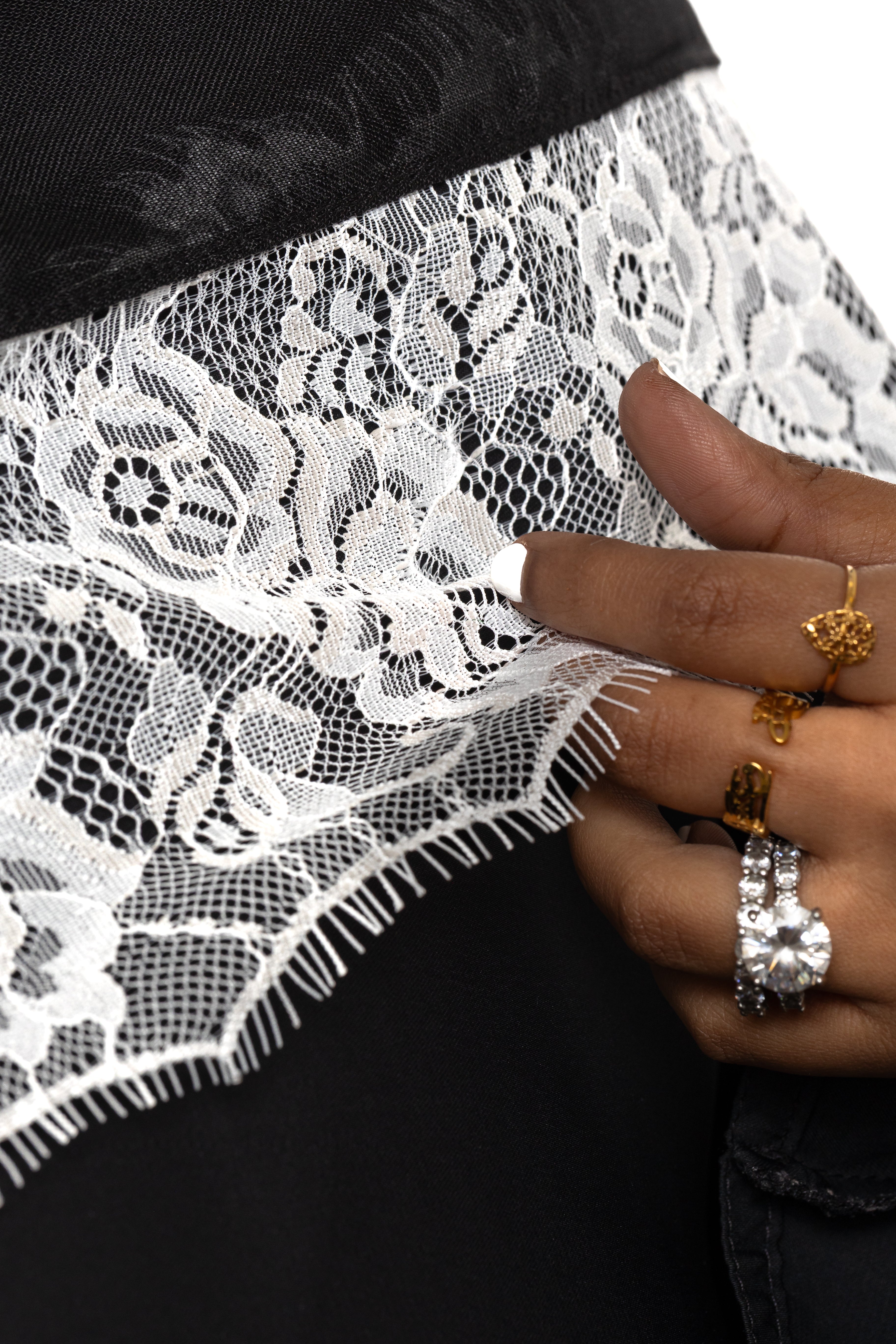 Noir Lace Modal